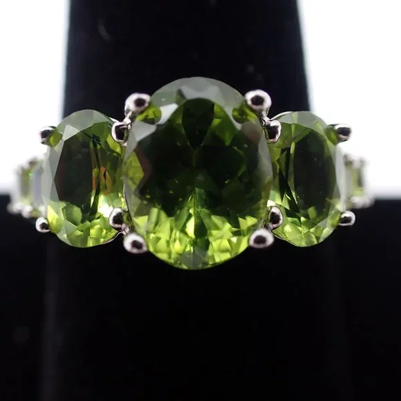 Vintage .925 Silver and Green Peridot 7 Stone Ring. - Picture 2 of 5